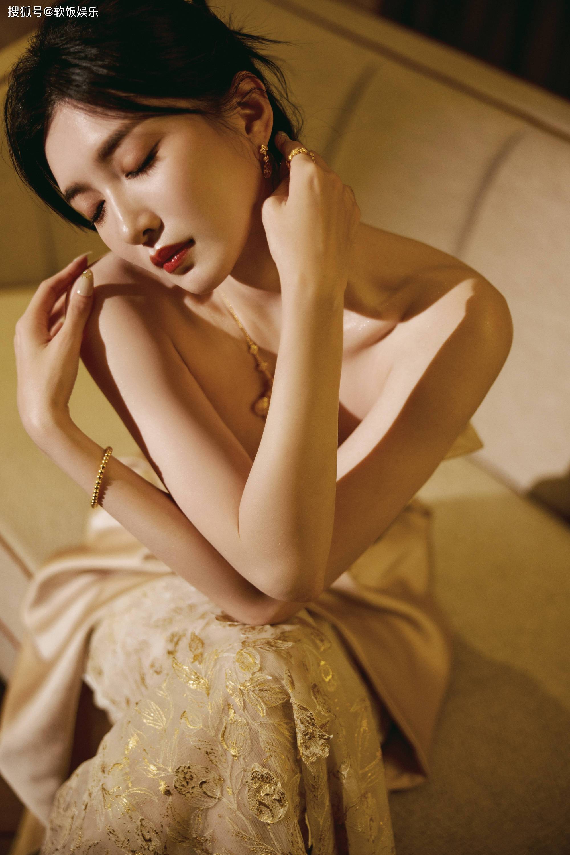 坐豪车老板位御姐范十足,气质高贵很养眼_事业_演技_挑战自我