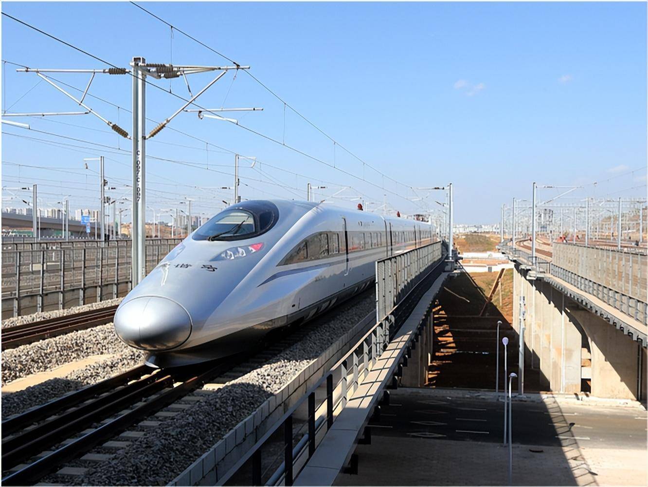 大力发展火车站周边地区,建设轨道交通,拓展高铁站周边商业等,以此