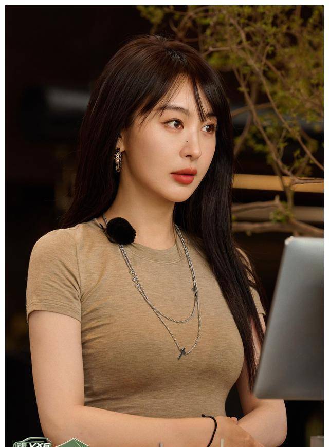 李菲儿与秦岚:内娱教科书中的精神风云,网友:完全学到了!