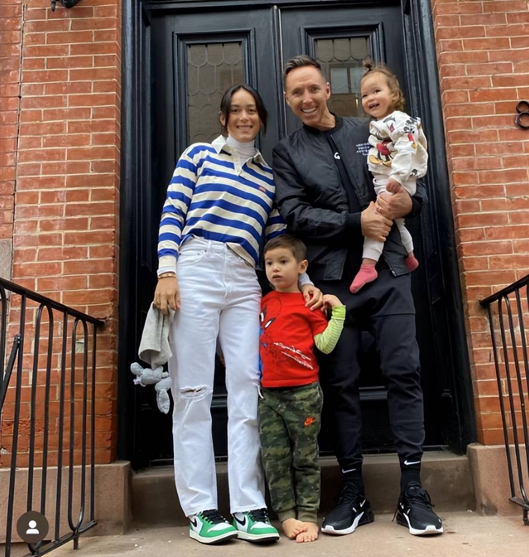 纳什一家近照,50岁不当教练,二婚妻子小16岁,5个孩子很幸福