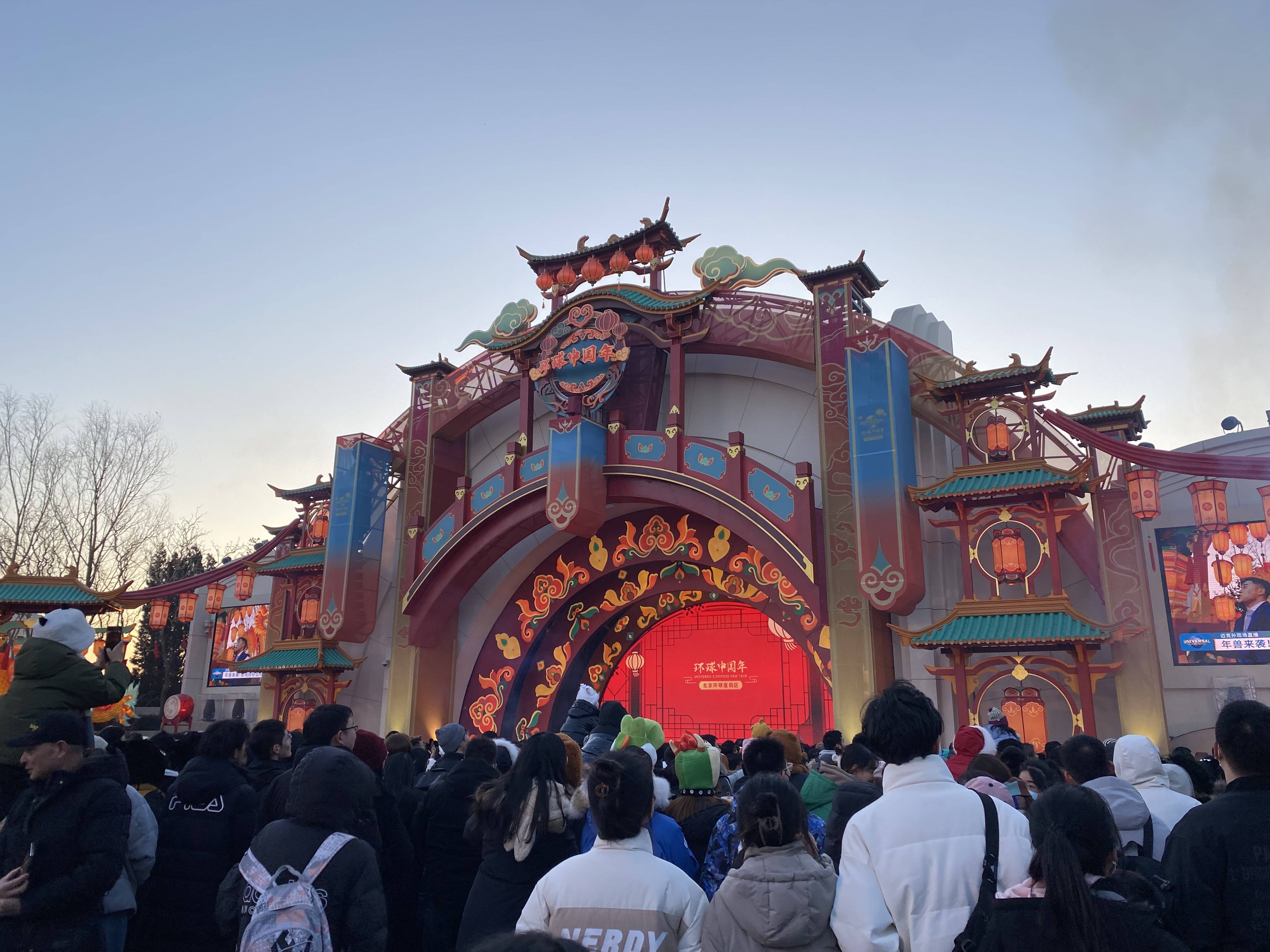 游客可以前往北京环球度假区官方app,小程序,查看运营安排和演出时间