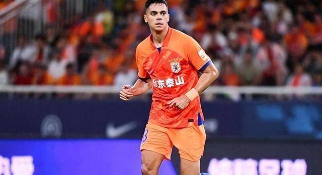 泰山第2位新援加盟,抢2国脚主力位置,归化大将或离队_新秀球员_中场