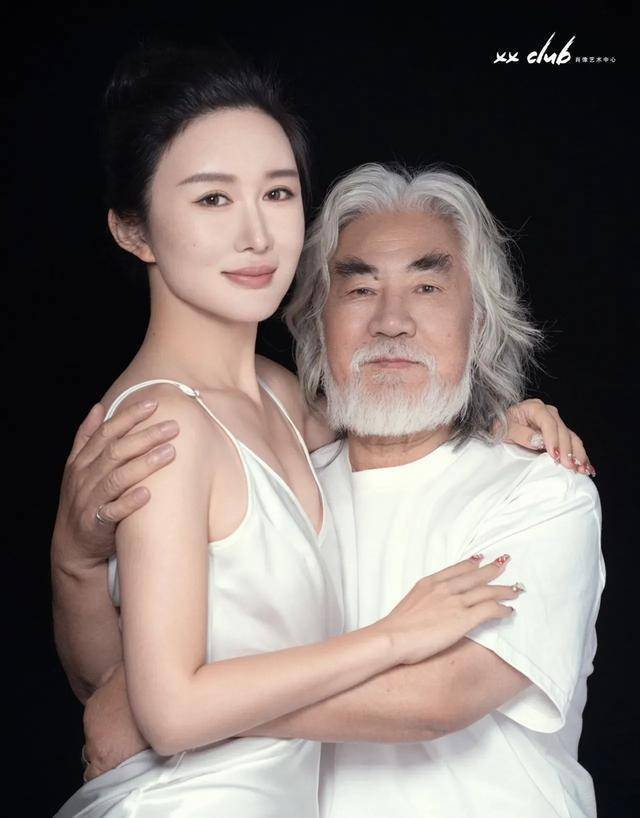张纪中分享了他和他老婆的写真,人才永远在评论区!
