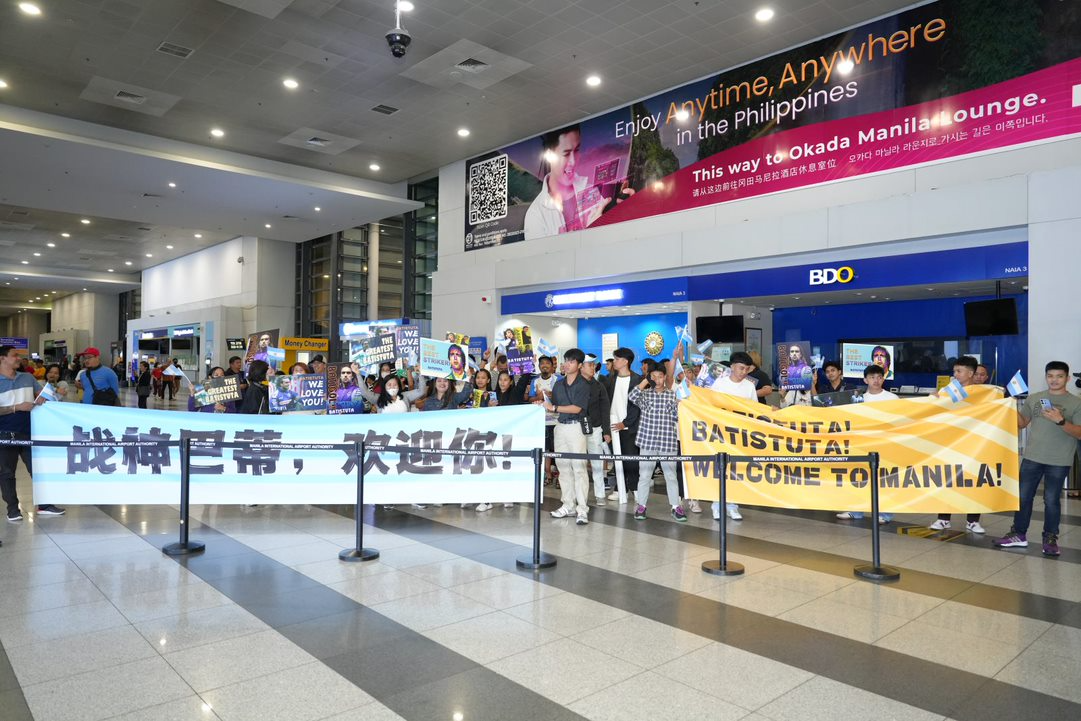 战神巴蒂斯图塔受邀参加j9wbc颁奖典礼 粉丝接机现场火爆