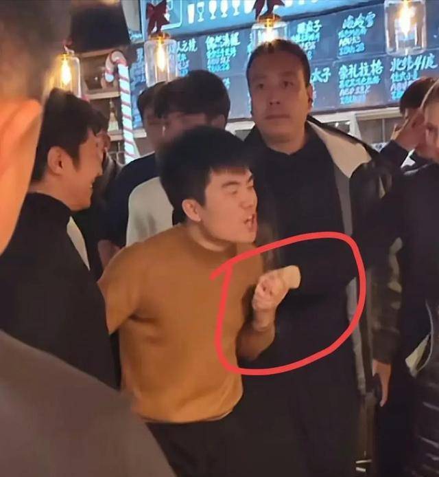 撒贝宁带妻子聚餐!