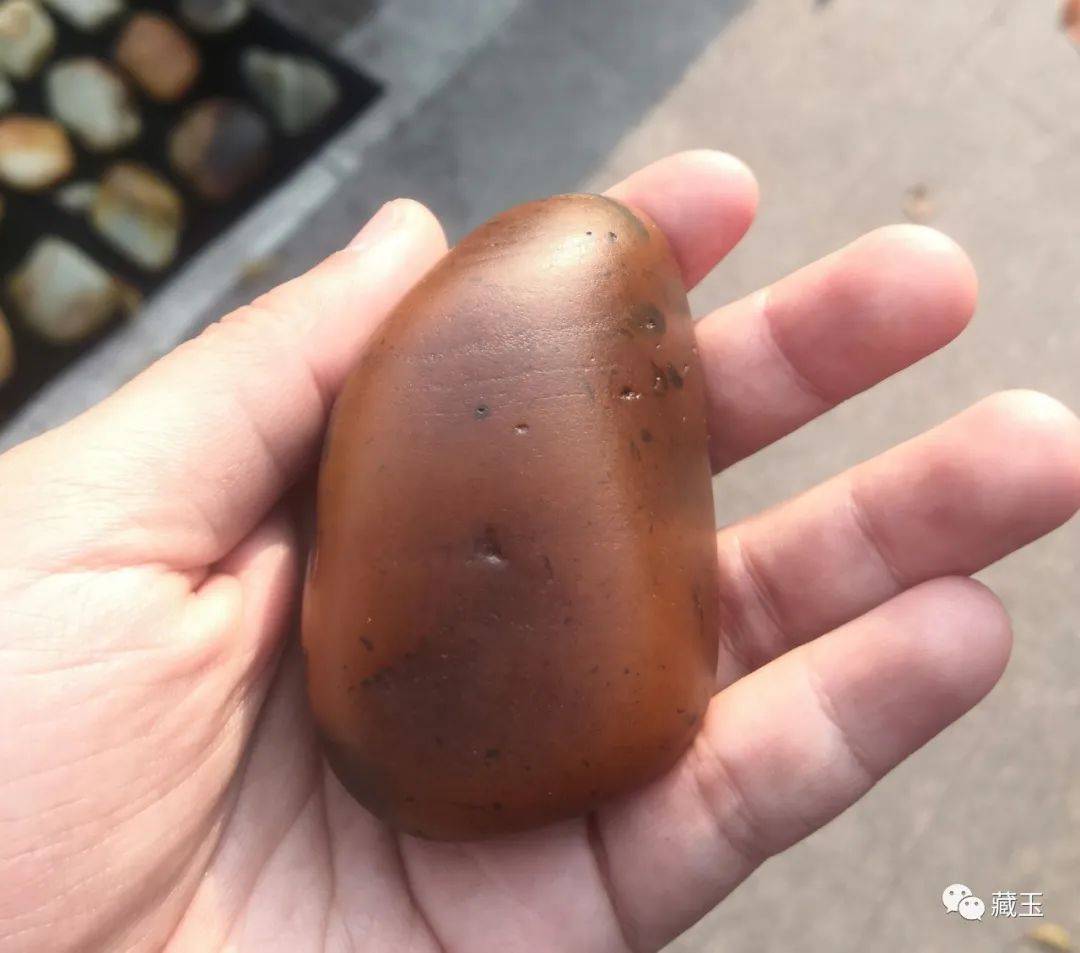 就像一些新手玩家纳闷的,为什么现在很多看起来很顶级的红玉价格很