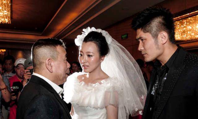 潘阳让亲爹潘长江连捧14年都不火,嫁身价十亿老公,如今过得如何_石磊