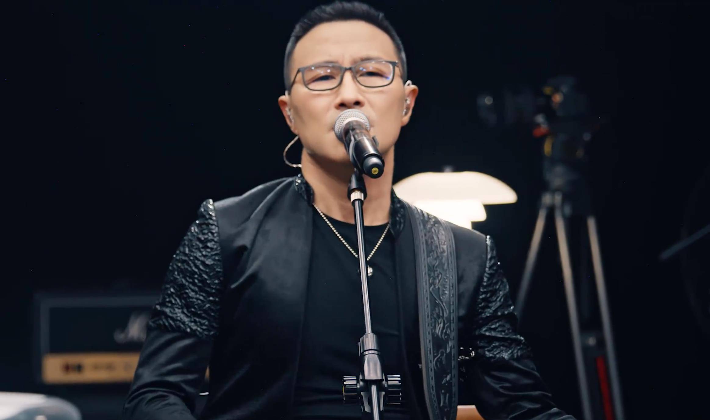 但终归这样的消息自然是无法让人相信的,不过还是将汪峰推向了头条.