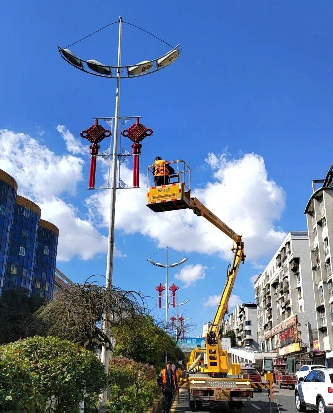 白云区大红灯笼高高挂 福气满满迎新年_综合_路灯_道路