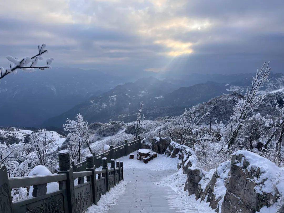 "神兽出笼" | 白雪公主般的巴山大峡谷!邀你前来游玩!_冰雪_罗盘_滑雪