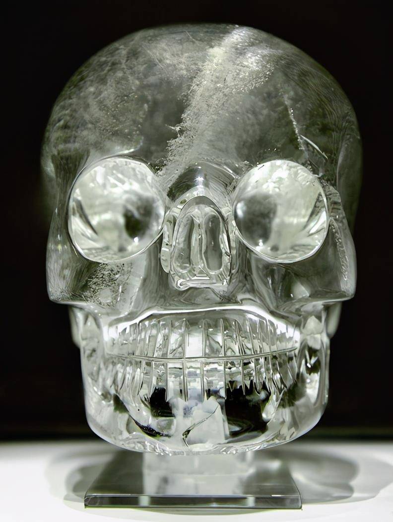这件水晶制作成的骷髅头骨,距今已有三千六百多年多年的历史,使用一