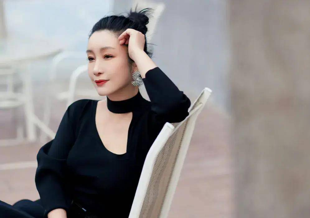 和前妻唐静离婚,再婚娶了秦海璐,如今做导演成人生赢家_网友_电视剧