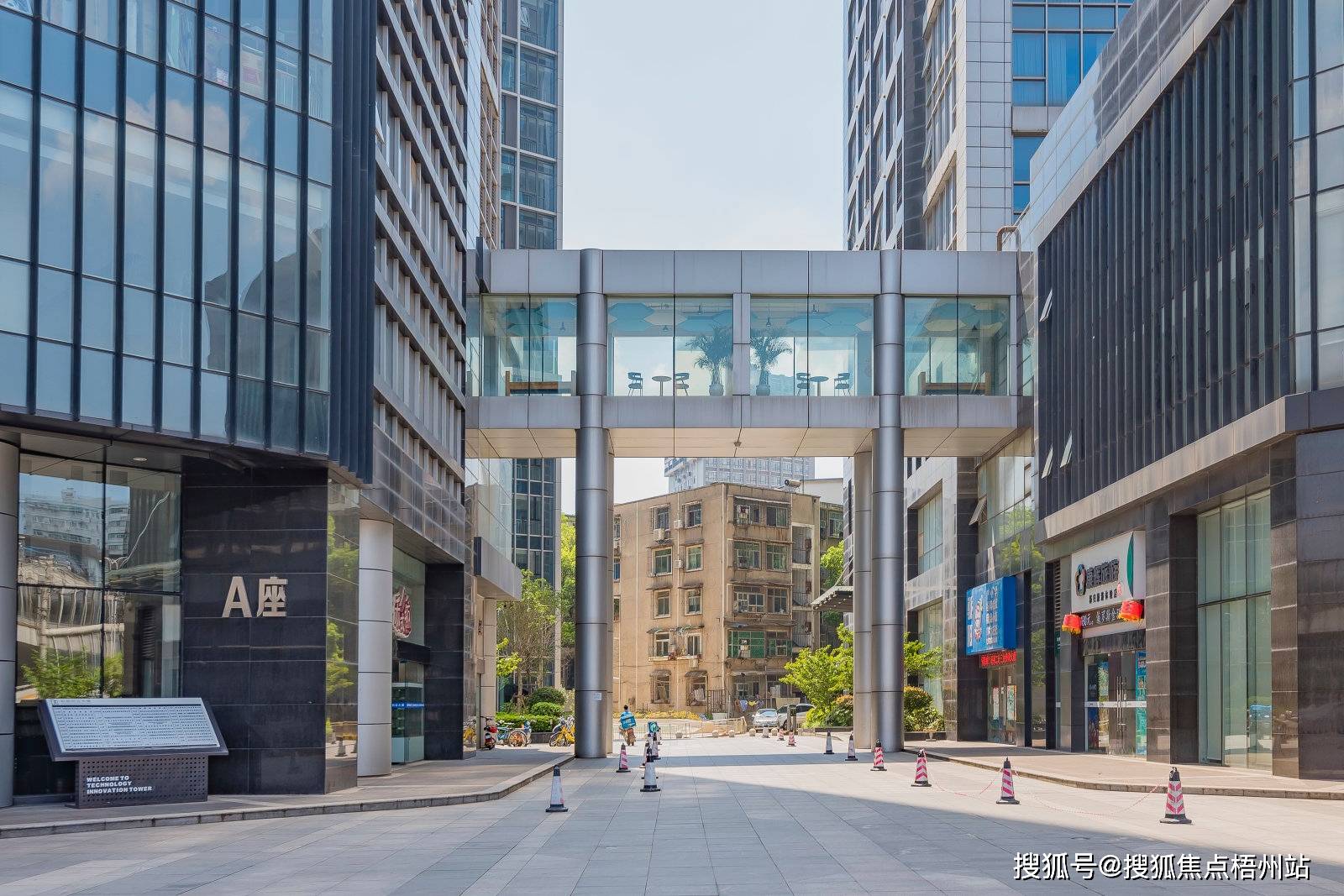 武汉湖北省科技创业大厦联合办公 租1-20人工位 精装修 交通便利 可