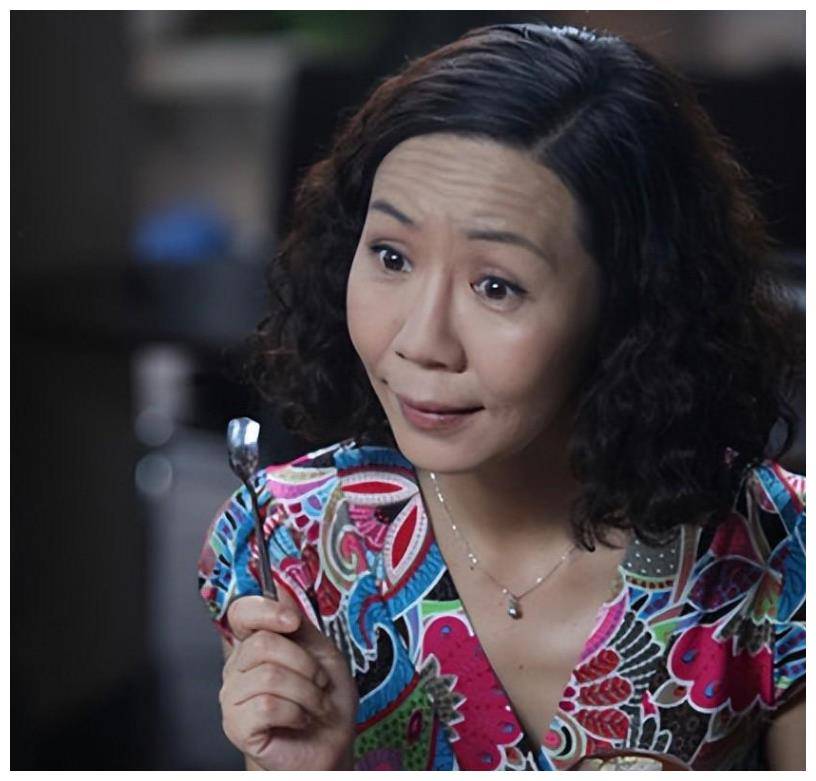 成为豪门阔太的杨青,用长相给中年女演员狠狠上了一课_角色_丑小鸭