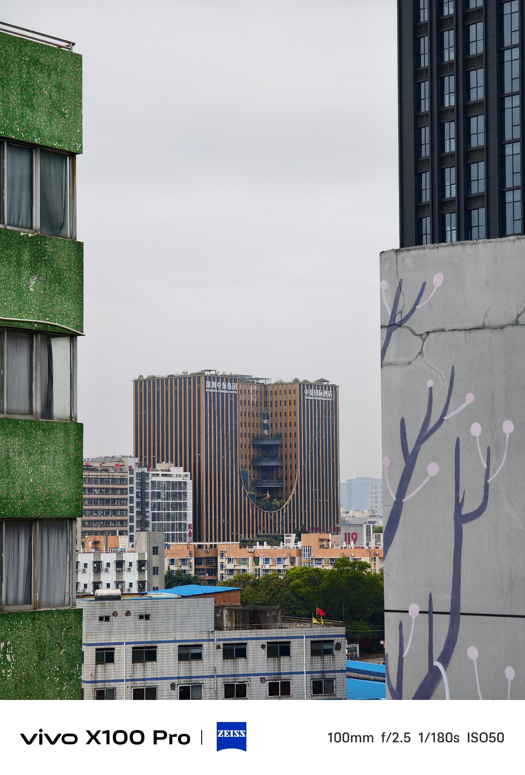 首先是默认原生长焦镜头拍摄,三款旗舰表现都相当不错,其中三星s24