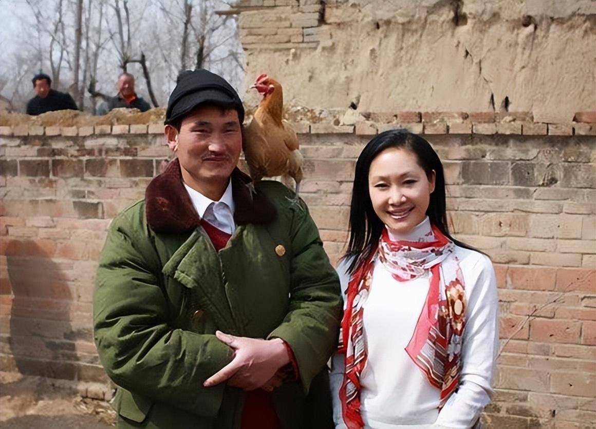 然而,最打动于文华的还是因为大衣哥是从农村走出来,为了追梦来到了