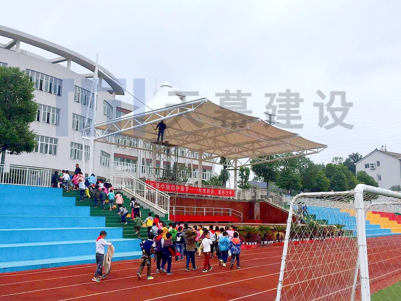 某小学体育场看台业务咨询:18672979696