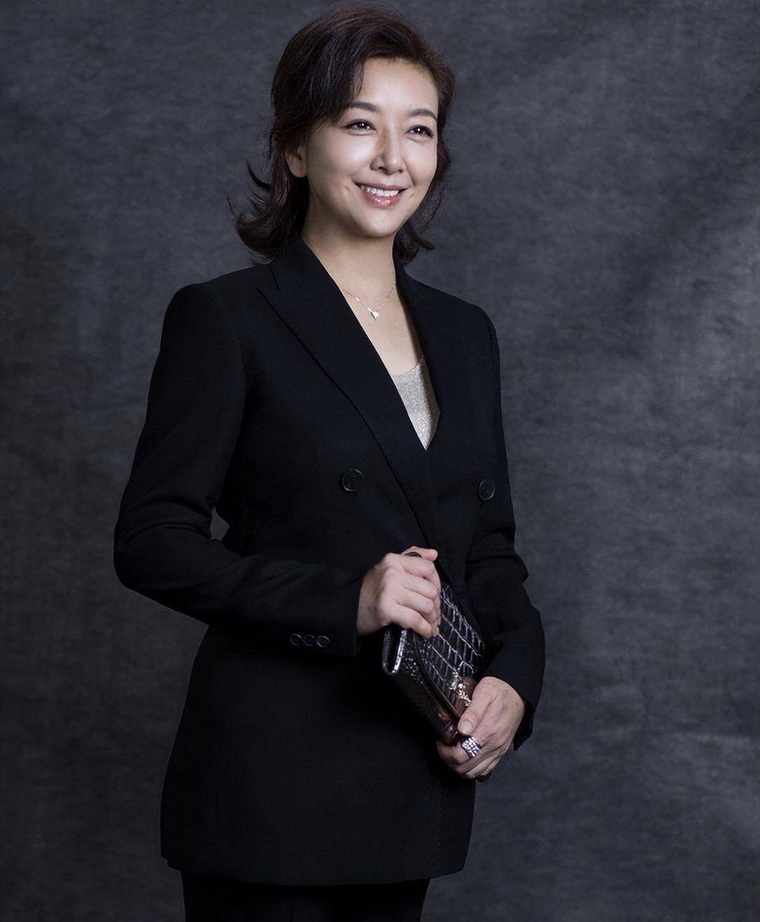 江珊老公陪继女逛街,关系好得和亲生一样,25岁忆心素颜像40岁_生活