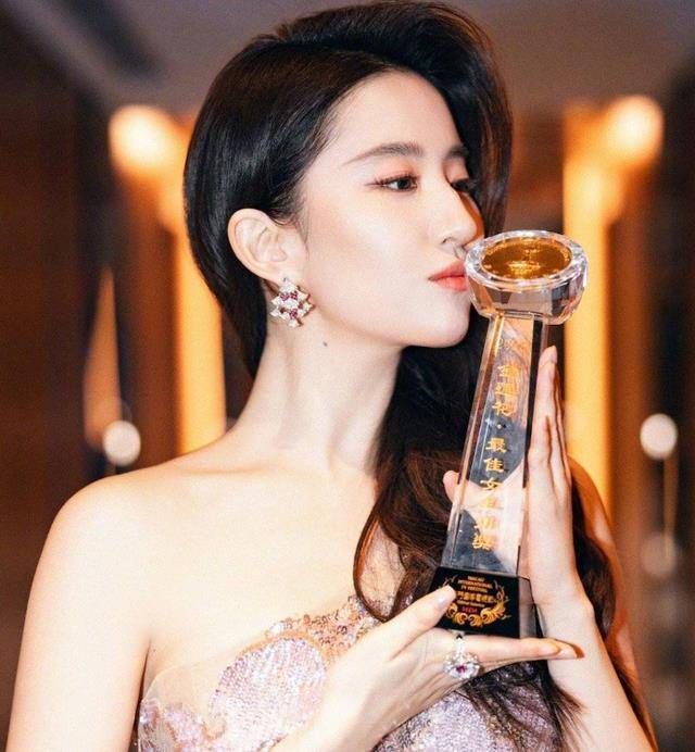 红毯这一夜,刘亦菲的麒麟臂和水桶腰,彻底把"仙女滤