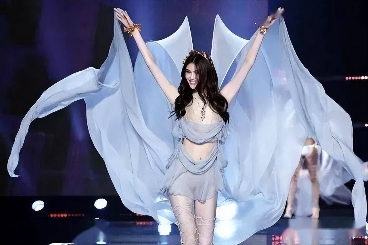 18年前,她靠着给李咏砸金蛋为生,如今摇身一变成了国际超模_何穗_节目