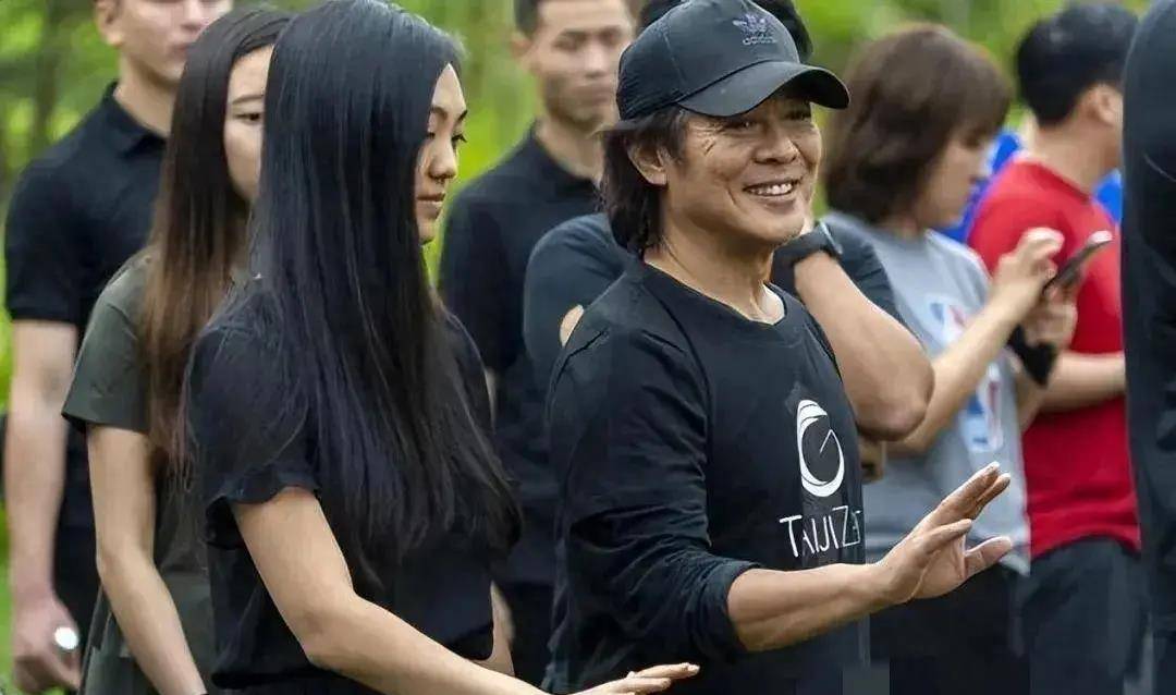 李连杰带女儿打太极,女儿一身黑欧美范十足,颜值气质出众_时尚_jane