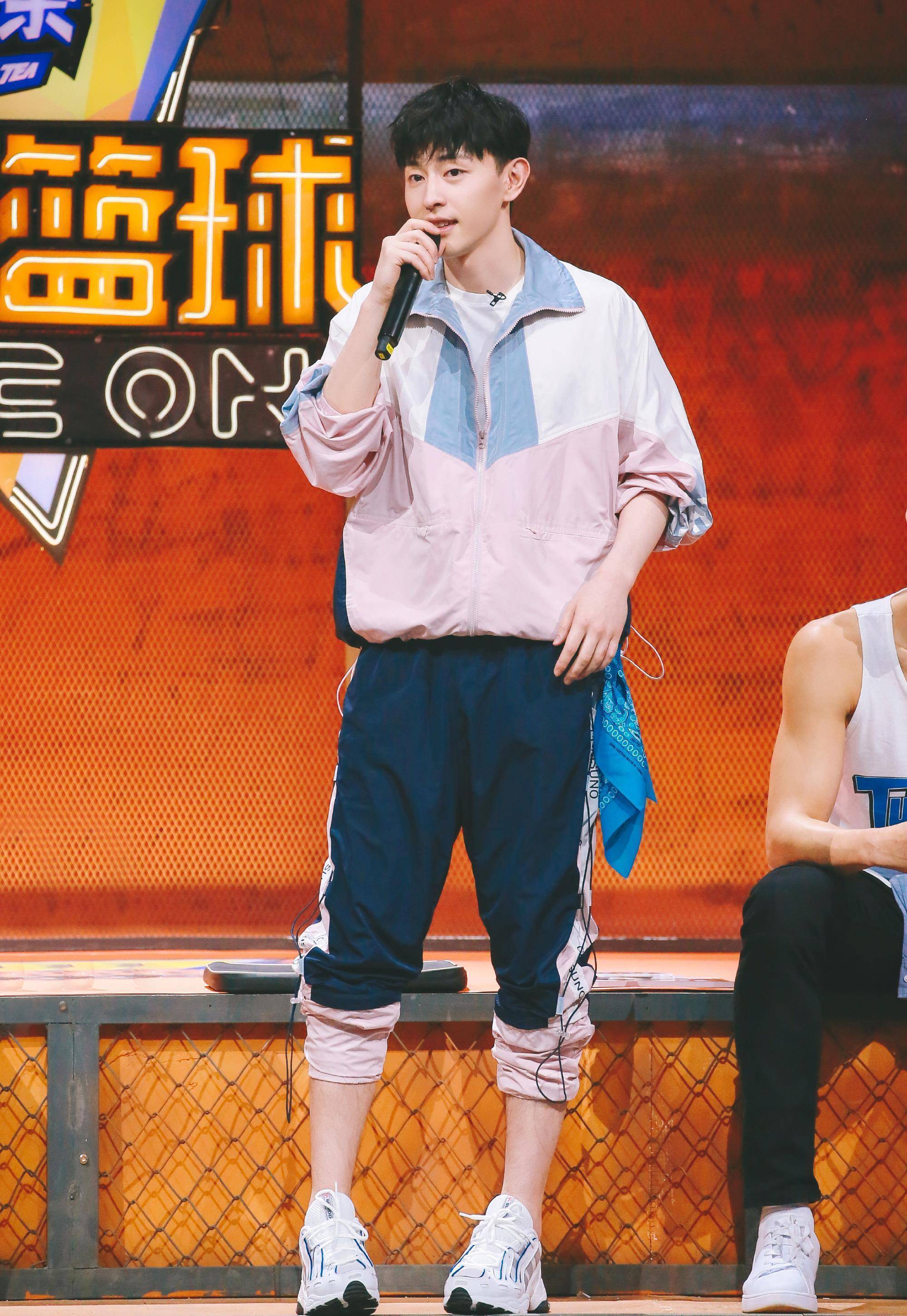 邓伦穿搭越来越大胆了,"娘炮粉"上身意外帅气,颜值才是硬道理_衬衫