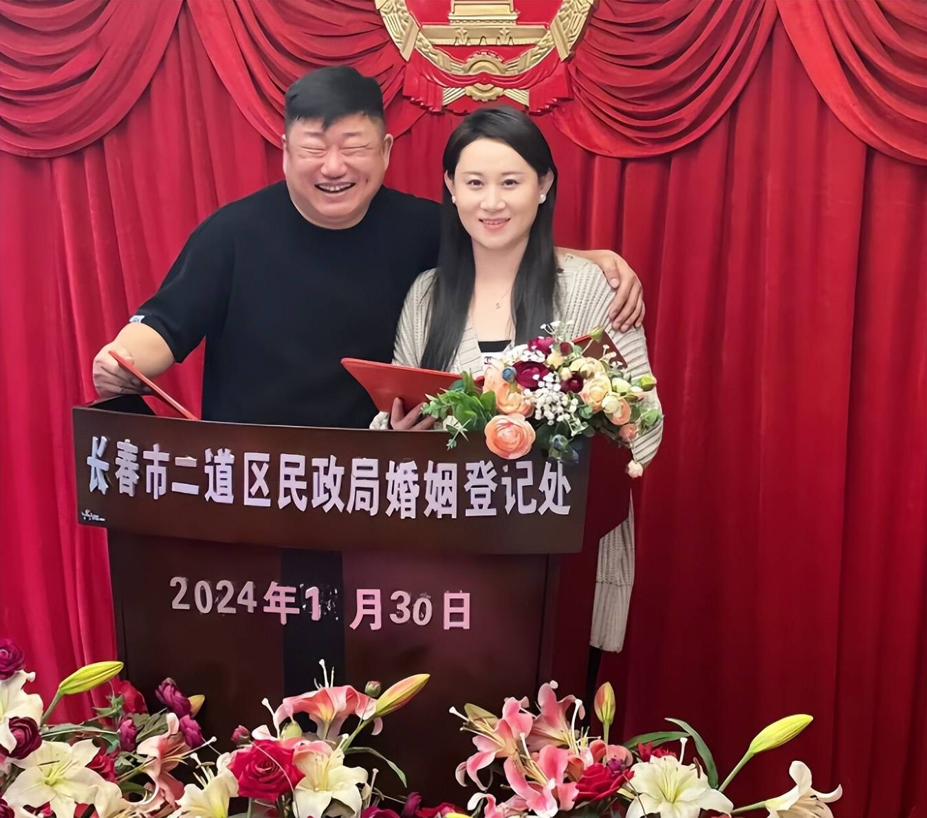43岁董三毛大婚,眼泛泪光表白小8岁长腿新娘,与刘丹已离婚5年_爱情