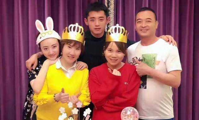 近照曝光,穿旧衣显憔悴,为孩子赚奶粉钱_景甜_网友_张家科