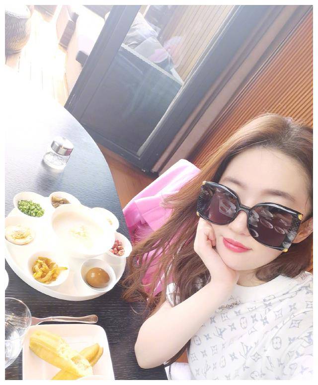 网友在洛杉矶偶遇刘亦菲,路人镜头下状态能打,粉丝激动喊老公