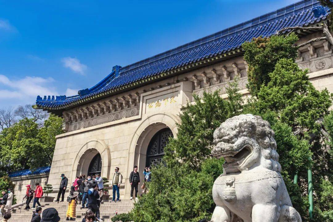 中山陵位於南京市秦淮區秦淮河北岸貢院街,整個街區將明清風格和廟市