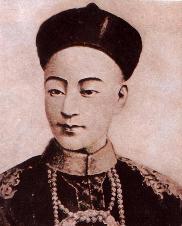 光绪奕譞排行第七,是一个躺平的亲王,他不想得罪嫂子慈禧,也不想得罪