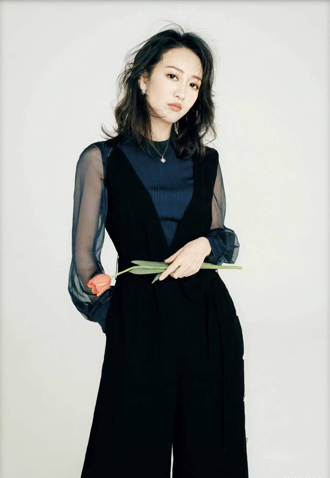 37岁王鸥穿搭真高级,完美倒三角身材实力撩人,网友:这穿搭模仿不来