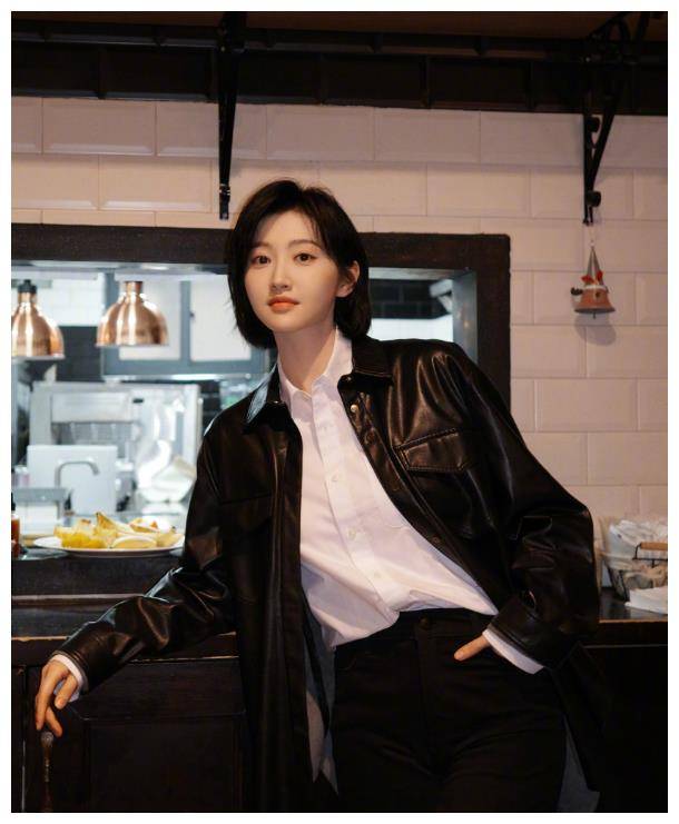 景甜短发新造型亮相,皮衣妖娆身材吸睛无数,颜值爆表如动漫女神_魅力