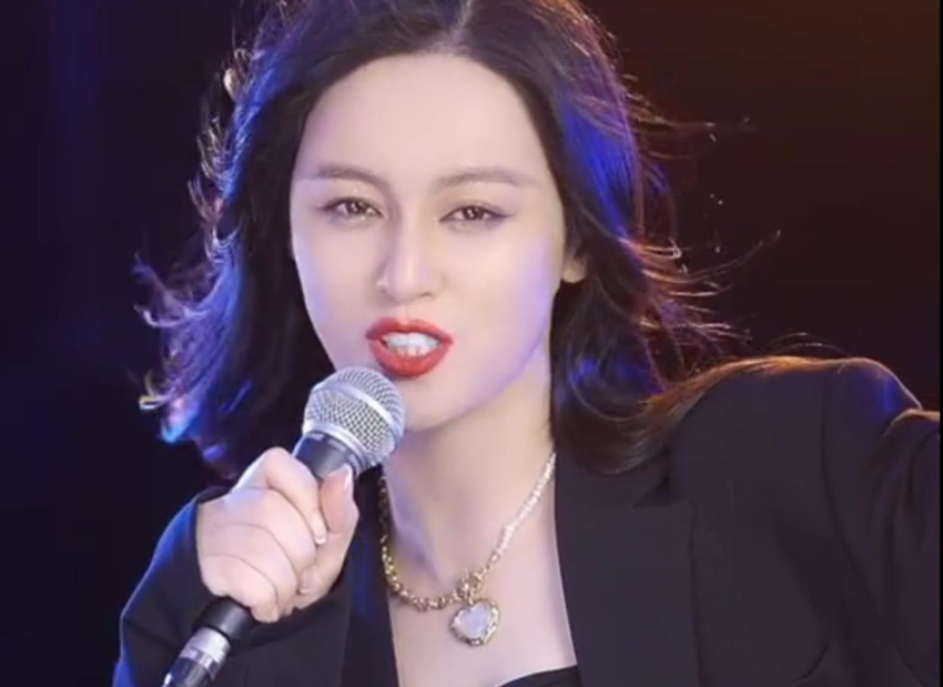 在2014年《中国梦之声》中唐艺以单亲妈妈的身份再度出现,引起瞩目.