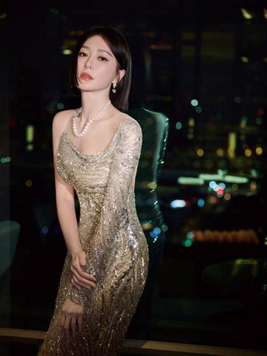 内娱再添"新不老女神",45岁秦岚一袭露背装,诠释什么叫女人味_身材