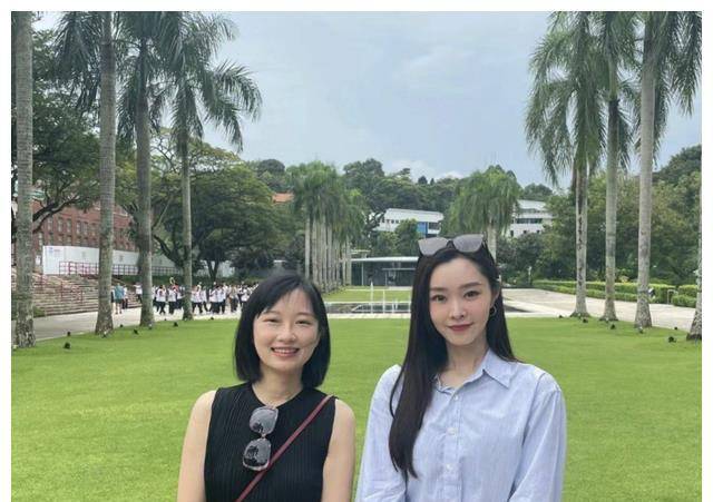 宋轶新加坡探亲家庭曝光,全家风华绝代,白敬亭遭嘲高攀?