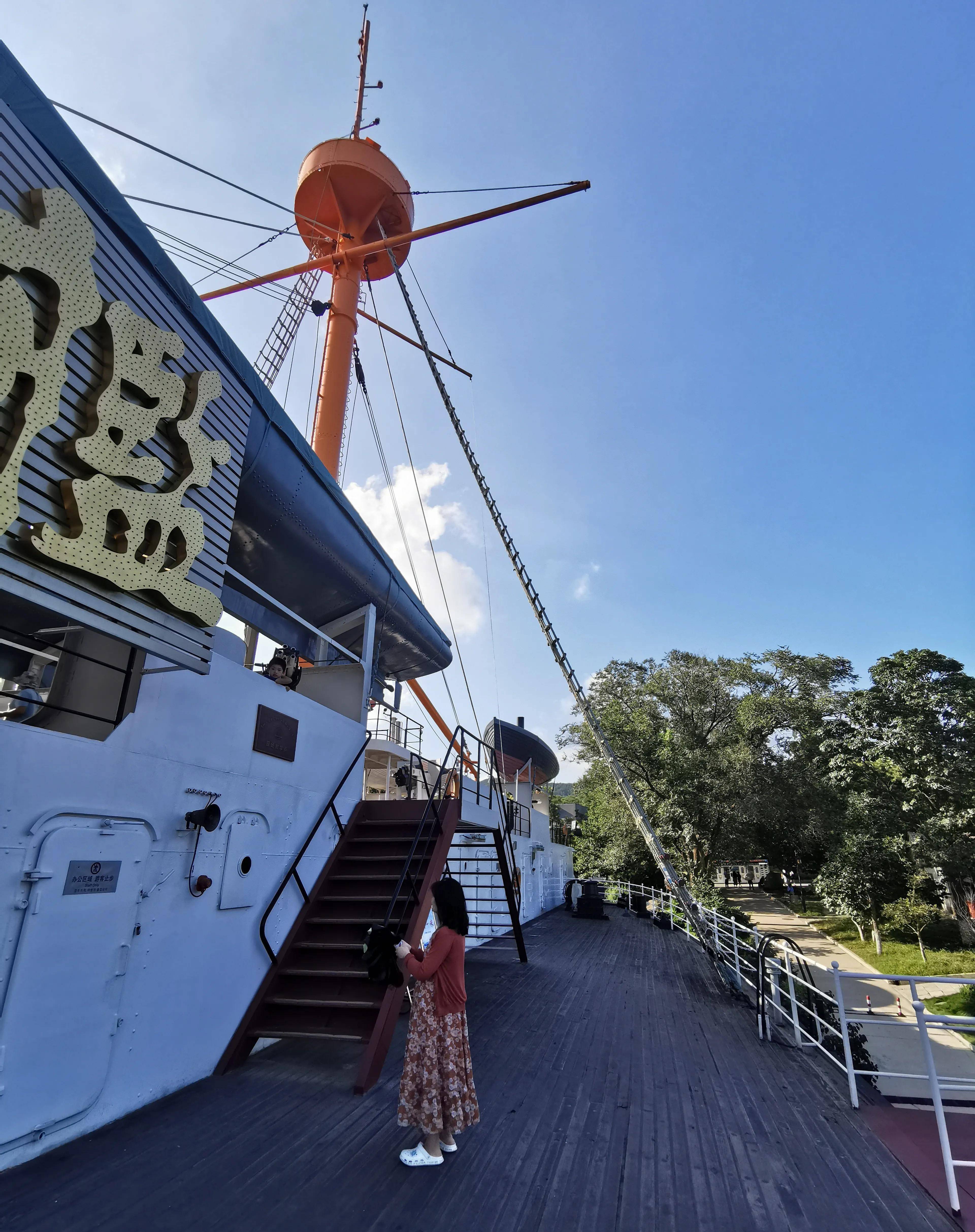 定远舰人力舵轮.定远舰配备的德国克虏伯305mm后膛炮,每门炮重31.5吨.