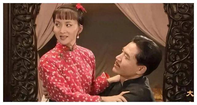 《大宅门》:抱狗丫头香秀当了太太之后,为什么对丫头更加狠了?