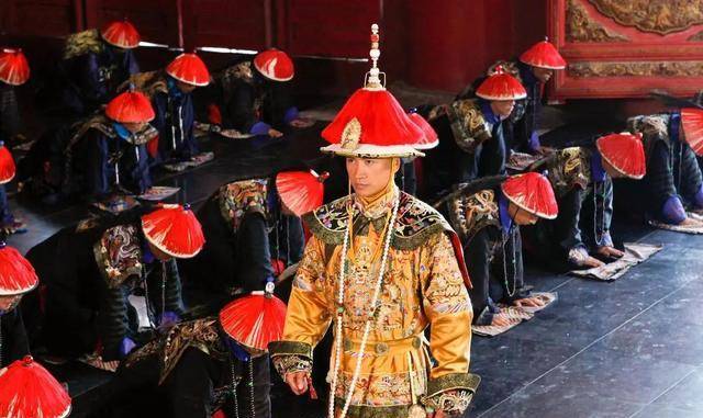 清朝官员在行跪拜礼时,为何会要先拍两下袖子?