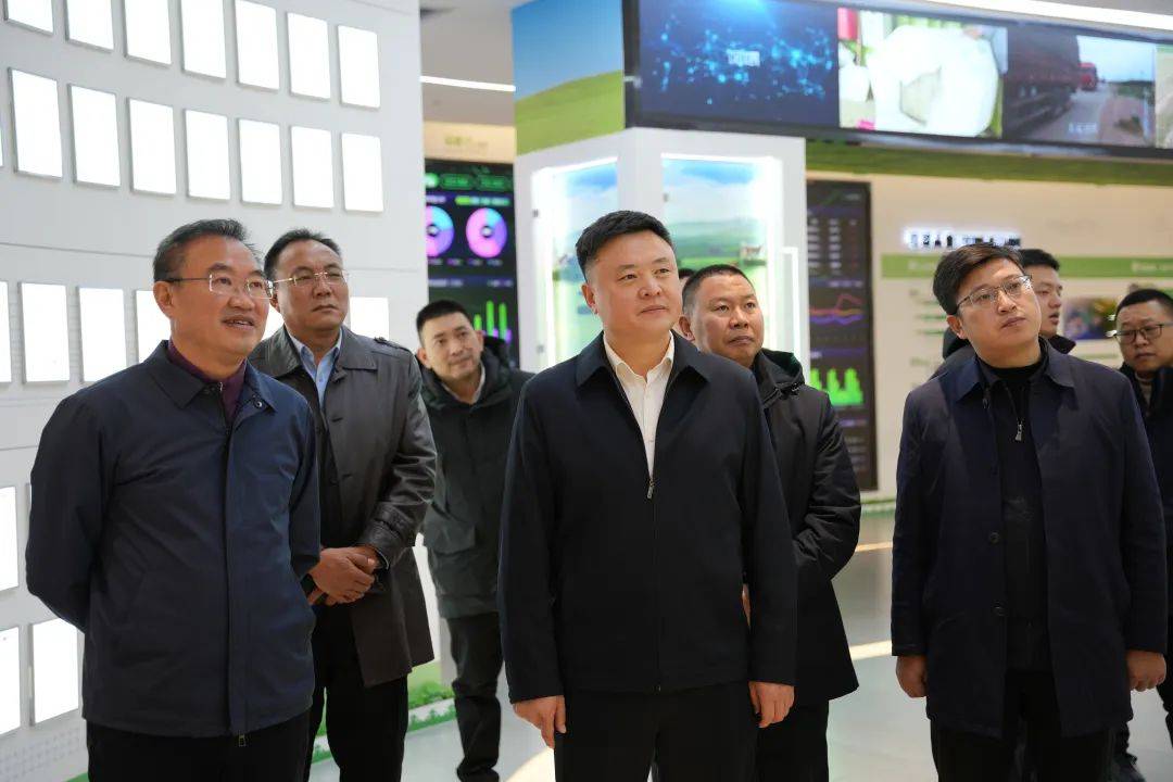 西伯利亚农业公司董事长杨波,草都集团财务 顾问熊建龙,开江县副县长