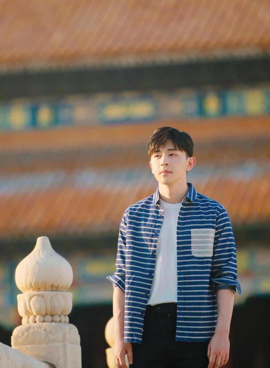 邓伦穿搭越来越大胆了,"娘炮粉"上身意外帅气,颜值才是硬道理_衬衫