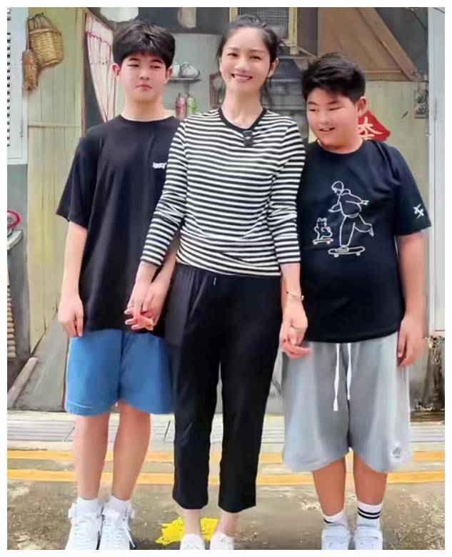 胡可晒俩儿子近照,安吉身高超妈妈,瘦回"东北宋仲基"帅炸了_小家伙