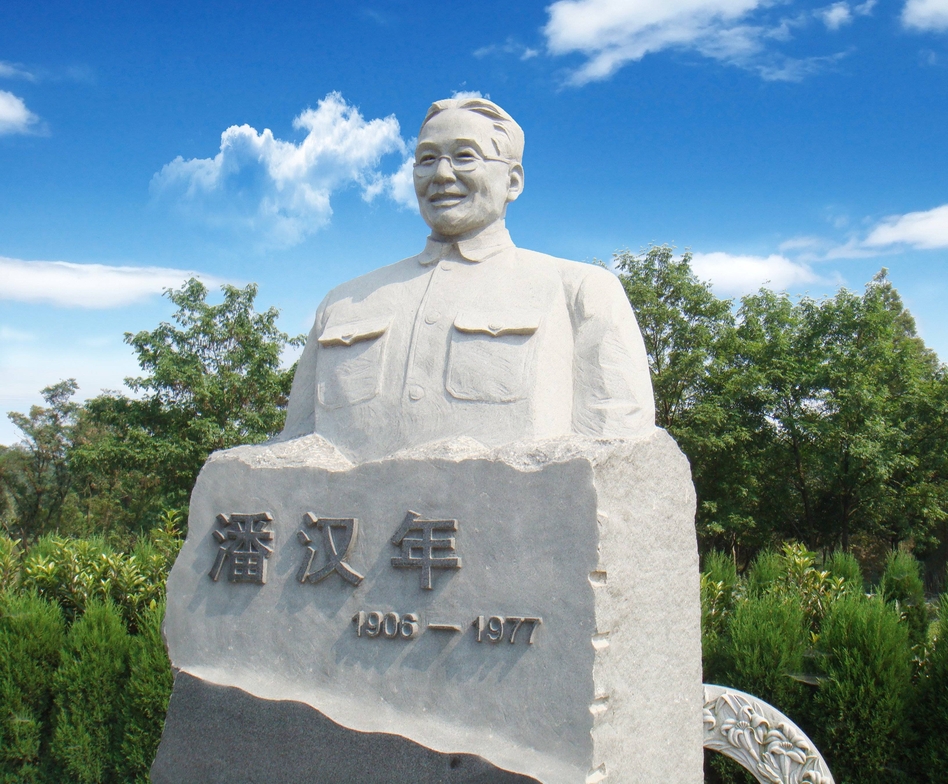 瞻仰潘汉年雕像:追寻英雄足迹