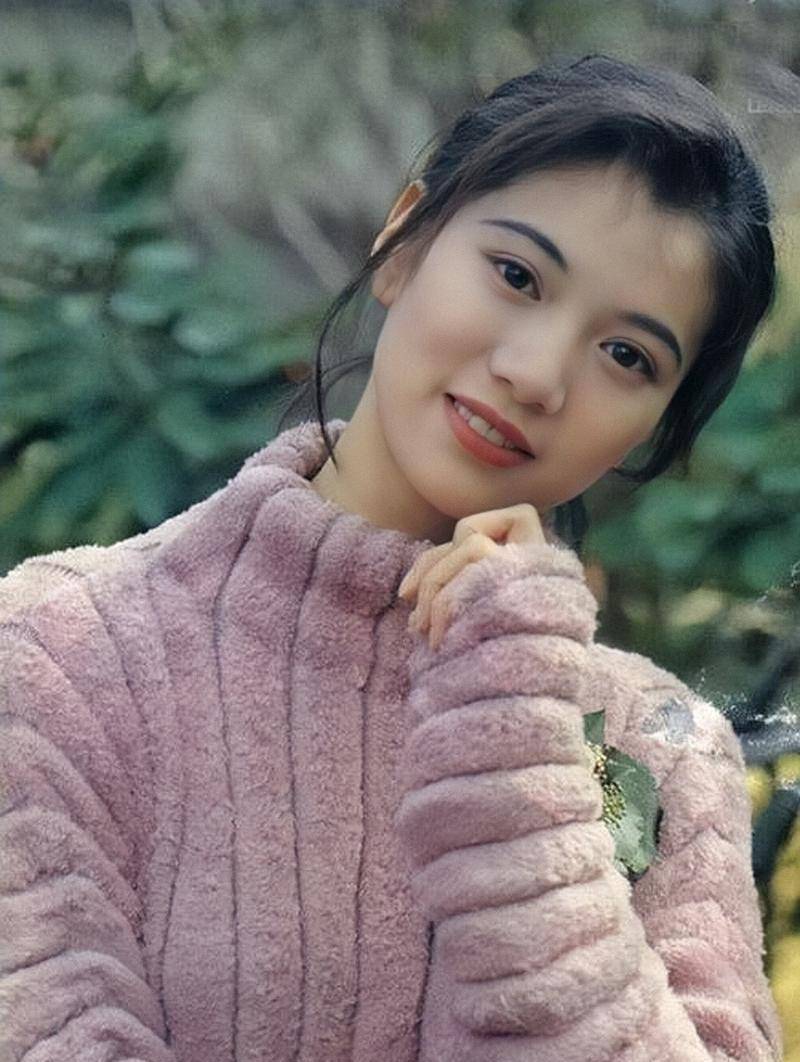 酒主持节目,趁丘凯敏不备,一把拉下了她的裤子_汪明荃_曾华倩_明星