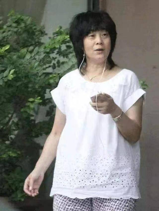 "这个消息很快就传开了,大家都觉得葛优的老婆很漂亮.