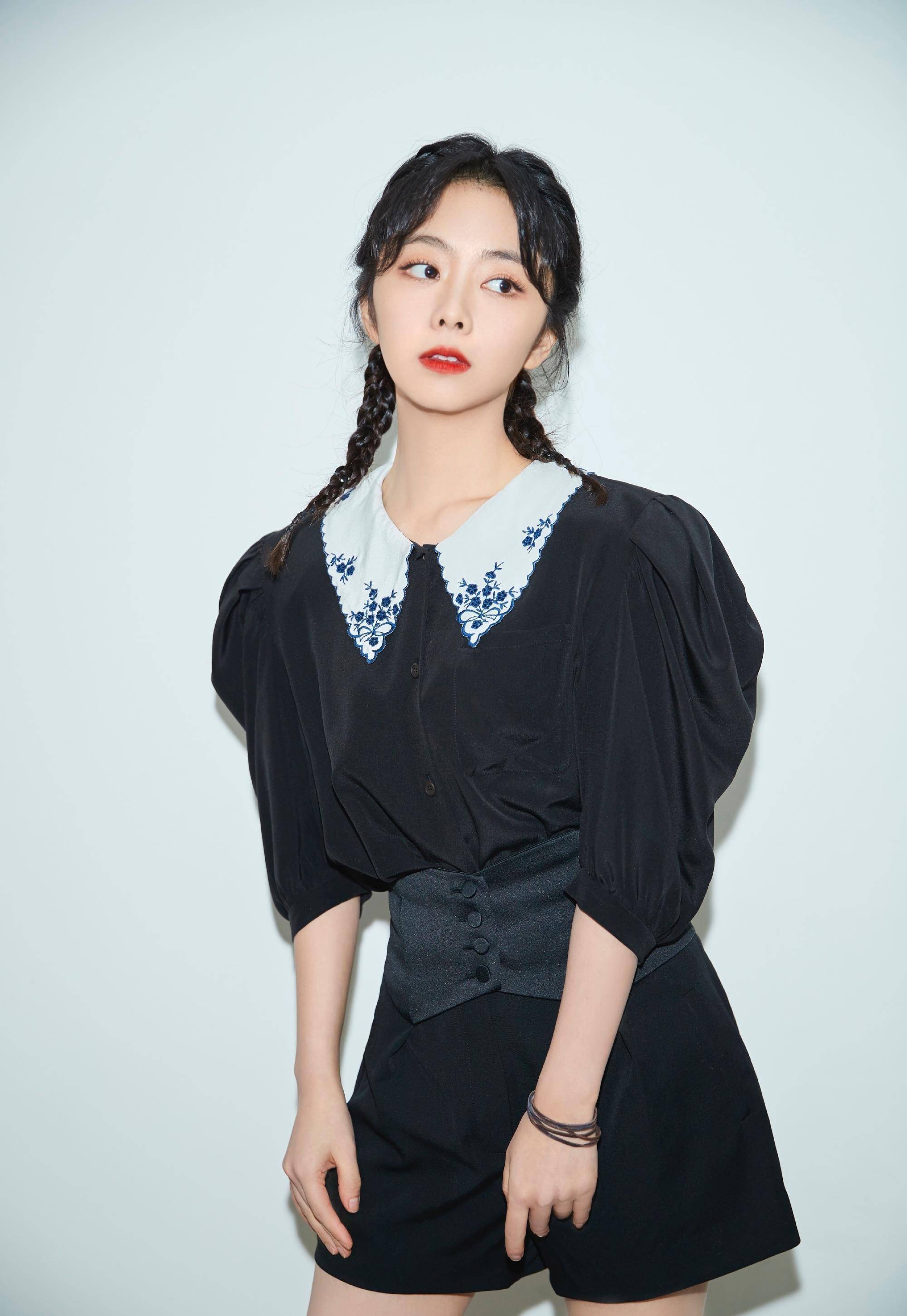 谭松韵真会装美,苹果头 空气刘海俏皮可爱,完全看不出快30岁_时尚