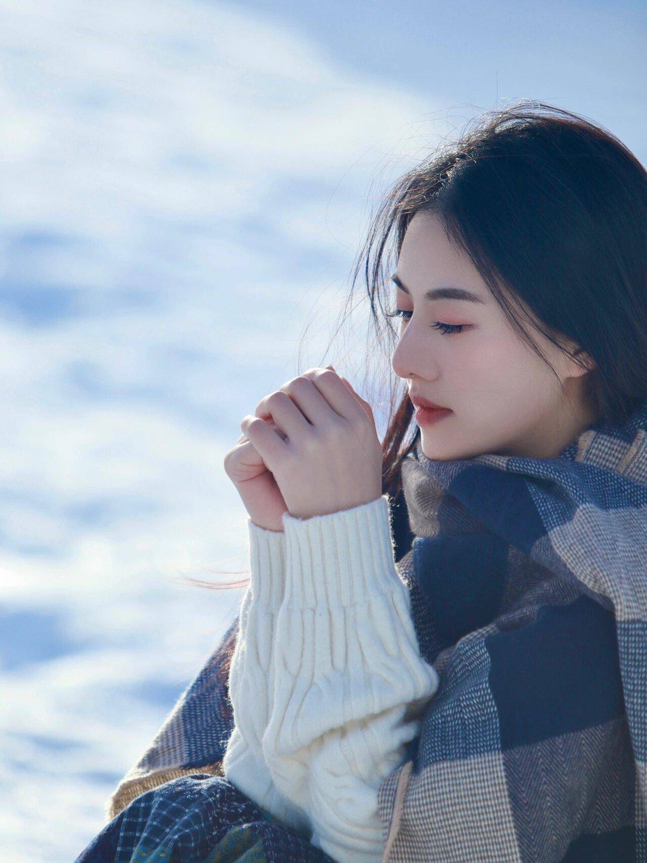 这81个拍照姿势,适合各种场景,在哪里拍照都出片漂亮_镜头_双手_芦苇