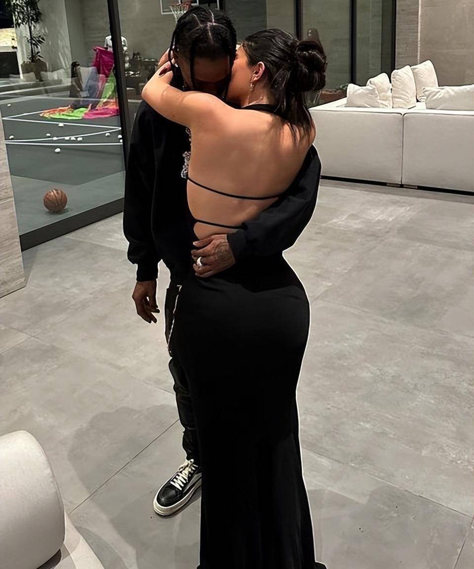 卡戴珊的小妹:身家75亿美金,度假晒美背美腿,和黑人男友生俩娃