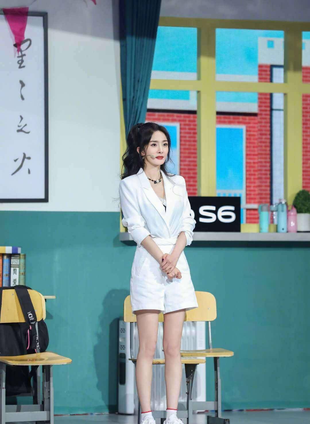 杨幂衣品真的好,短裤和短裙穿搭都能轻松驾驭,演绎出专属时尚美_身材