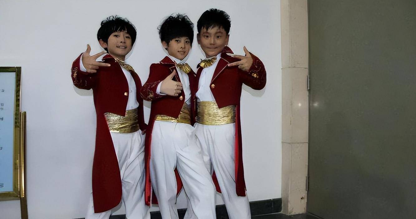结果,李飞一眼看中了他,直接邀请加入tfboys,这就是命运,谁也逃不了.